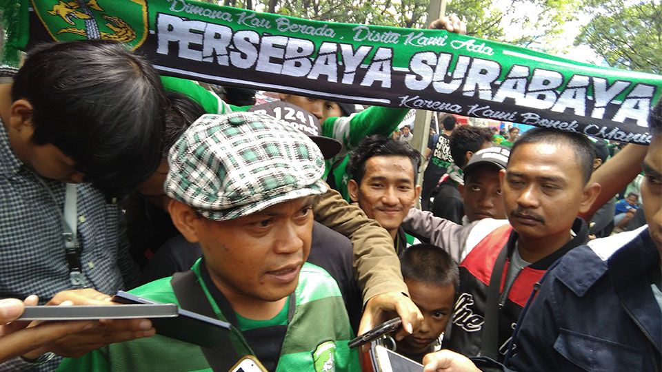 Salah satu Pentolan Bonek Andie Peci turut berkomentar aksi bersih-bersih Stadion Gelora Bung Tomo (GBT) yang dilakukan manajemen Persebaya. Copyright: © Muhammad Ginanjar/INDOSPORT